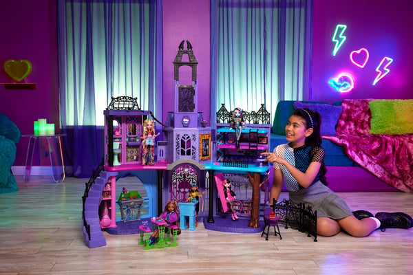 Monster High Monster High-dukkehus med hjemsøgt gymnasie med over 35 møbler og tilbehørsdele