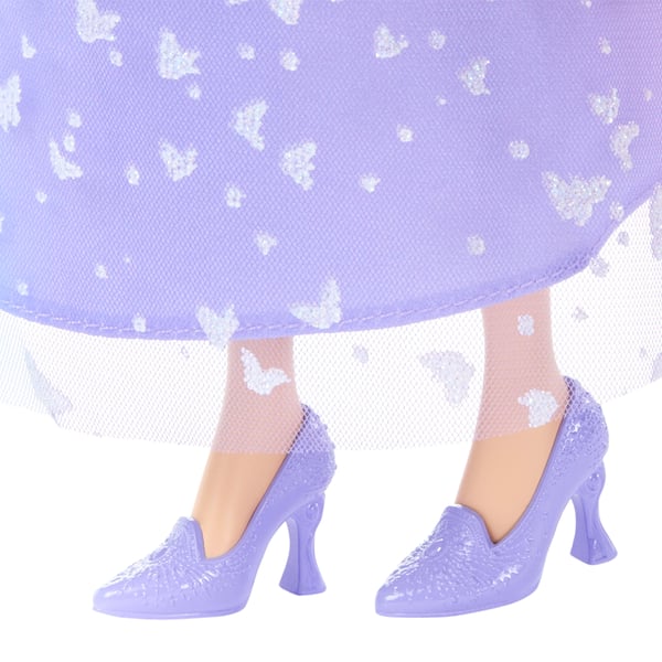 Mattel Universal Pictures’ Wicked: For Good singing Glinda-nukke, elokuvan innoittama asu, laulaa ”For Good”