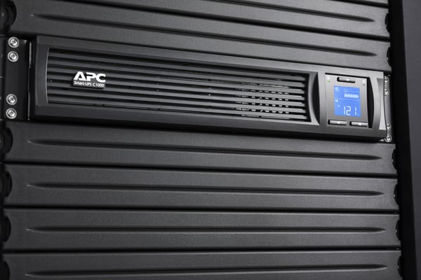 APC SMC1000I-2UC UPS-virtalähde Linjainteraktiivinen 1 kVA 600 W 4 AC-pistorasia(a)