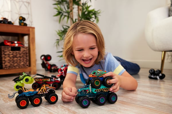 Hot Wheels Monster Trucks Big Rigs, metalstøbt legetøjslastbil i størrelsesforholdet 1:64 med 6 hjul (design kan variere)