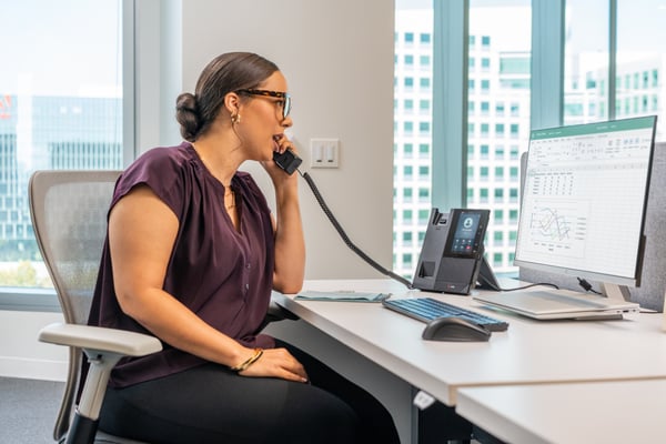 HP Poly CCX 500 Business Media Phone med öppen SIP och PoE-aktiverad
