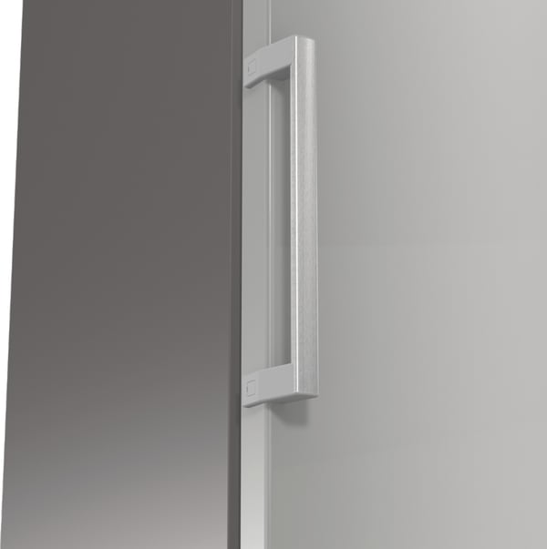 Gorenje Fritstående køleskab med stor kapacitet til daglig opbevaring. Dynamic Air og ventilatorassisteret køling sikrer jævne temperaturer, mens to CrispZone skuffer holder frugt og grøntsager friske og velorganiserede.