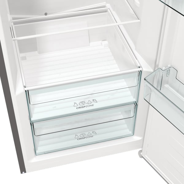 Gorenje Fritstående køleskab med stor kapacitet til daglig opbevaring. Dynamic Air og ventilatorassisteret køling sikrer jævne temperaturer, mens to CrispZone skuffer holder frugt og grøntsager friske og velorganiserede.