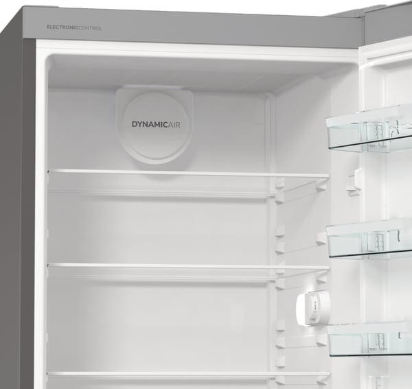 Gorenje Fritstående køleskab med stor kapacitet til daglig opbevaring. Dynamic Air og ventilatorassisteret køling sikrer jævne temperaturer, mens to CrispZone skuffer holder frugt og grøntsager friske og velorganiserede.