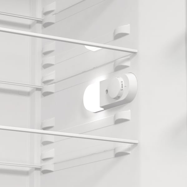 Gorenje Fritstående køleskab med stor kapacitet til daglig opbevaring. Dynamic Air og ventilatorassisteret køling sikrer jævne temperaturer, mens to CrispZone skuffer holder frugt og grøntsager friske og velorganiserede.