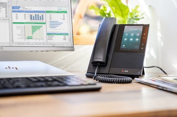 HP Poly CCX 500 Business Media Phone med öppen SIP och PoE-aktiverad