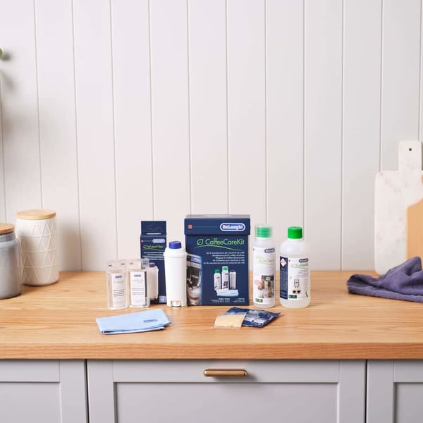 De’Longhi Coffee Care Kit, vedligeholdelsessæt til kaffemaskiner med vandfilter, EcoDecalk, Eco MultiClean, mikrofiberklud, vandhårdhedstestpind.
