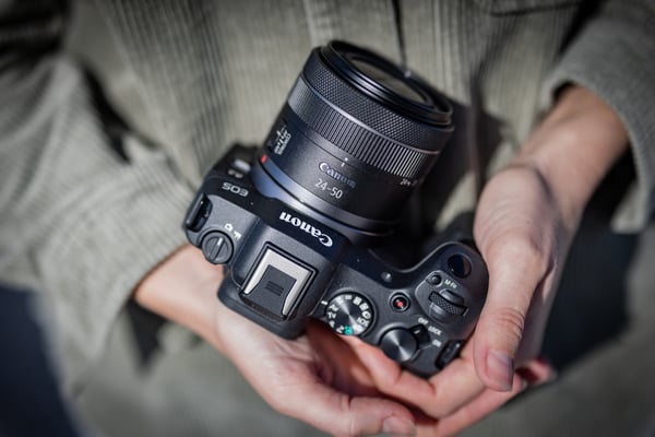 Canon EOS R8 + RF 24-50mm F4.5-6.3 IS STM Kit MILC 24,2 MP CMOS 6000 x 4000 pixel Sort