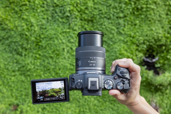 Canon EOS R8 + RF 24-50mm F4.5-6.3 IS STM Kit MILC 24,2 MP CMOS 6000 x 4000 pixel Sort