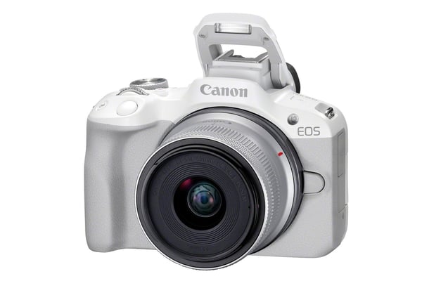 Canon EOS R50, White + RF-S 18-45mm F4.5-6.3 IS STM Kit MILC 24,2 MP CMOS 6000 x 4000 pixel Hvid
