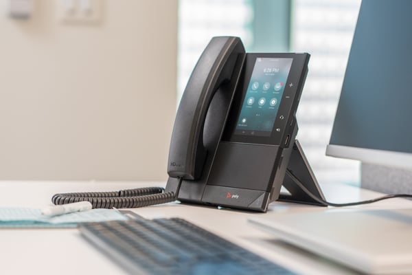 HP Poly CCX 500 Business Media Phone med öppen SIP och PoE-aktiverad