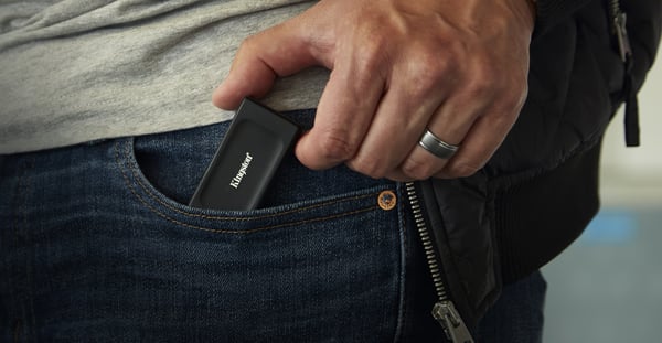Kingston XS1000 - SSD - 2 TB - extern (bärbar) - USB 3.2 Gen 2 (USB-C-kontakt)