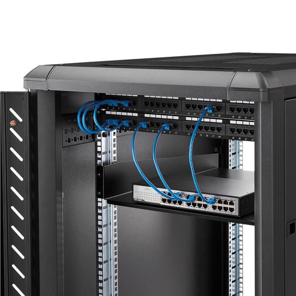 StarTech.com 2U serverrackhylla - Universell fribärande serverhylla med rackfäste för 19-tums nätverksutrustning i rack och skåp - Kraftigt stål - Viktkapacitet 23 kg - 56 cm djupt fack, svart
