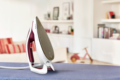 Tefal GV9220 ångstrykjärnsladdare 2600 W Durilium AirGlide Autoclean soleplate Burgundisk, Vit