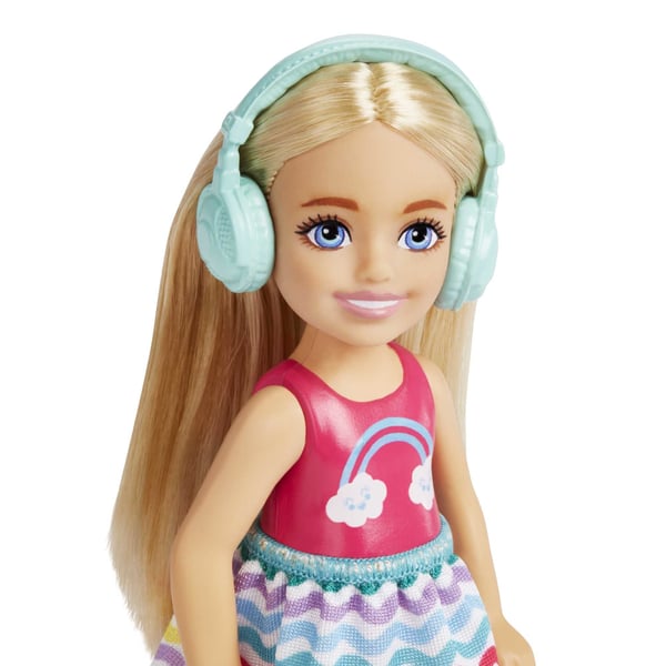 Barbie Dreamhouse Adventures Chelsea-dukke og tilbehør, lille dukke rejsesæt med hundehvalp og 6 dele