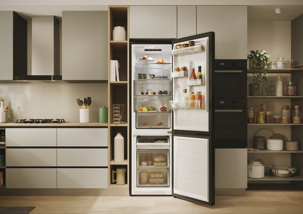 Candy Fresco CNCQ2T518EB Fritstående 279 L Sort