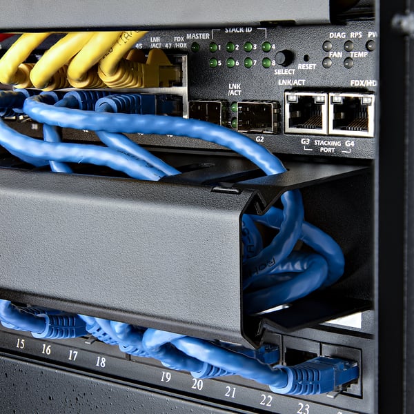 StarTech.com 1U horisontell kanalpanel för kabelhantering med fingrar och lock för hylla