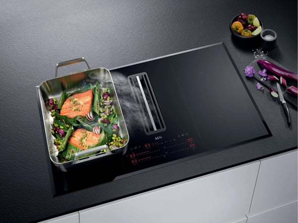 AEG CCE84779FB Sort Indbygget 83 cm Zone induktionskogeplade 4 zone(s) Indbygget hætte