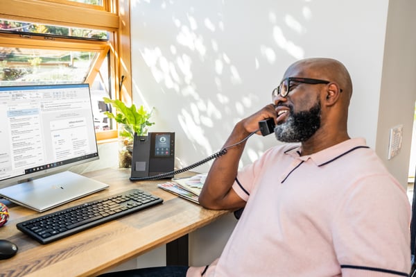 HP Poly CCX 500 Business Media Phone med öppen SIP och PoE-aktiverad