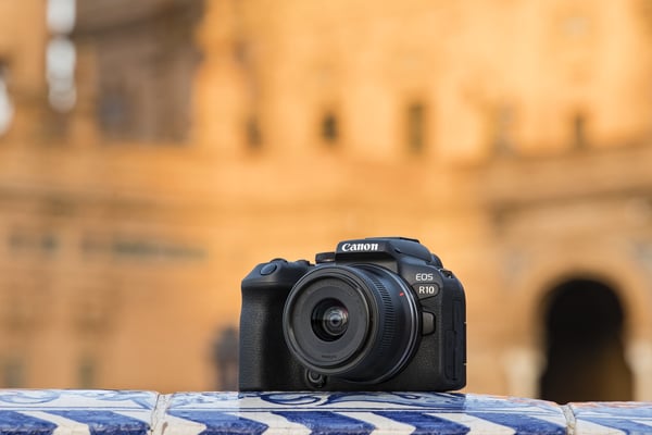 Canon EOS R10 + RF-S 18-45mm F4.5-6.3 IS STM MILC 24,2 MP CMOS 6000 x 4000 pixlar Svart
