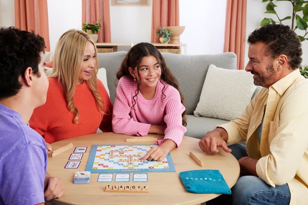 Mattel Games Scrabble-brætspil familieordspil med træbrikker og -bogstavholdere og to måder at spille på, finsk udgave.