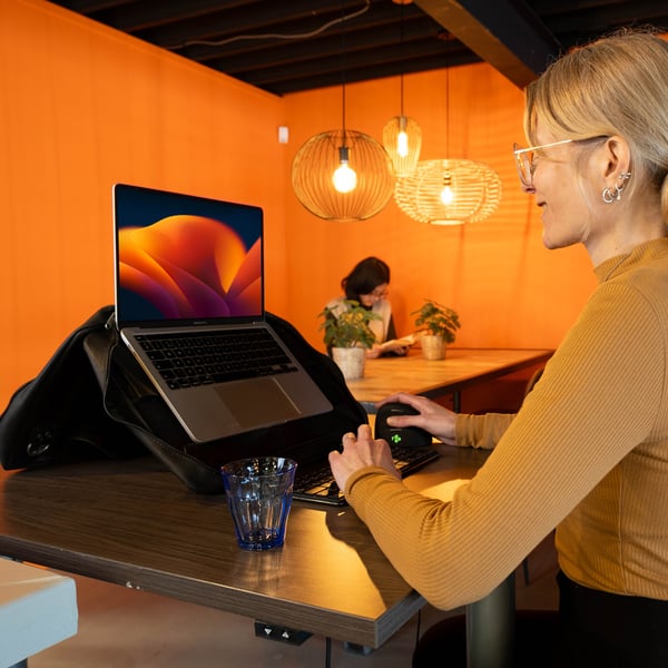 R-Go Tools R-Go Viva-laptoptaske, fuldkornet læder, ergonomisk med integreret laptopstativ, socialt produkt, til 15,6 tommer, sort