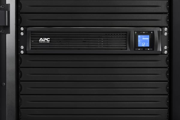 APC SMC1000I-2UC UPS-virtalähde Linjainteraktiivinen 1 kVA 600 W 4 AC-pistorasia(a)