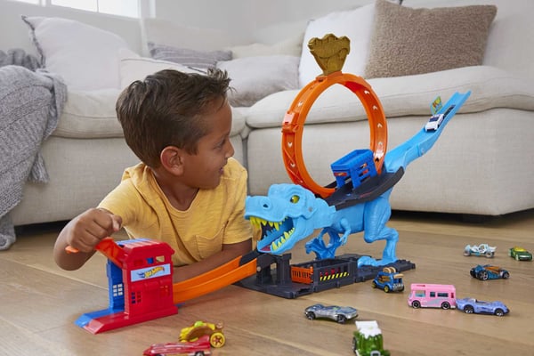 Hot Wheels City -banset med 1 leksaksbil, lekset med T-Rex-loop och stunttrick