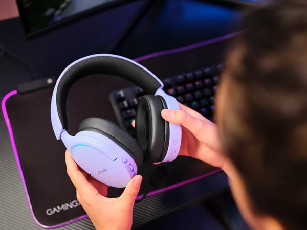 Trust GXT 491P FAYZO Kuulokkeet Langallinen & langaton Pääpanta Pelaaminen USB A-tyyppi Bluetooth Musta, Purppura