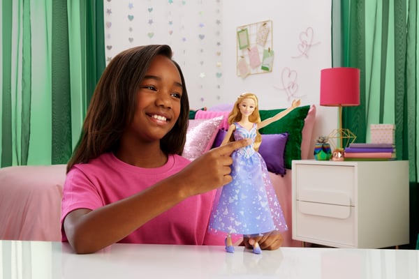 Mattel Universal Pictures’ Wicked: For Good singing Glinda-nukke, elokuvan innoittama asu, laulaa ”For Good”