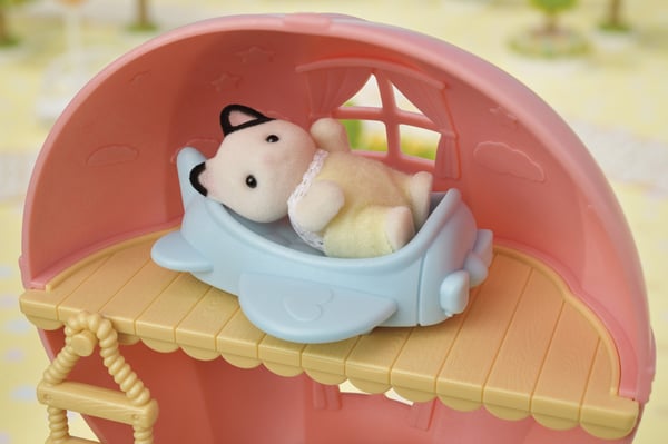 Sylvanian Families Baby Ballon Legehus med figur