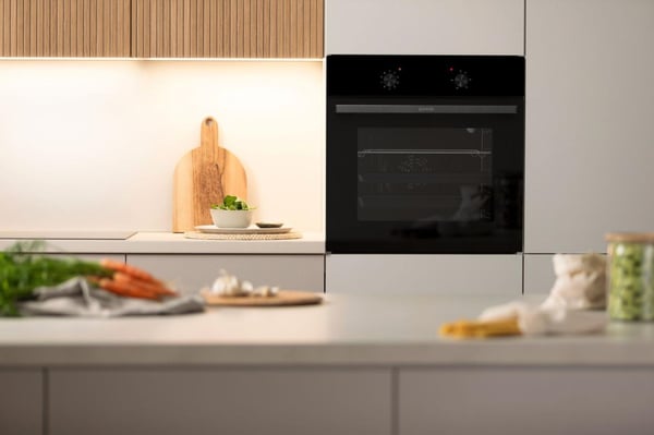 Gorenje Indbygningsovn (73 L) med op til 250 °C til bagning og sprøde ovnretter. Stor kapacitet gør det nemt at lave flere retter samtidig, mens enkel betjening og AquaClean sikrer nem brug og hurtig rengøring i hverdagen.