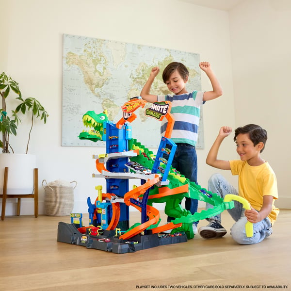 Hot Wheels City Det ultimata T-Rex-garaget med 2 leksaksbilar och förvaring av över 50 bilar, tävla och utför stunttrick, dinosauriefiende