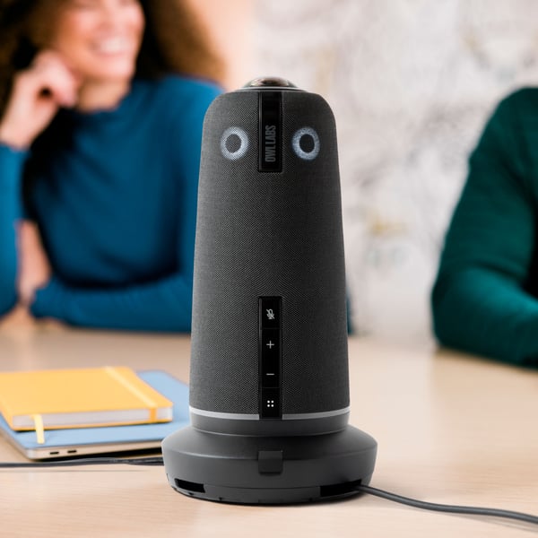 Owl Labs Meeting Owl 5 Pro — 360-graders 4K smart videokonferencekamera, mikrofon og højttaler (automatisk højttalerfokus, BYOD med ét kabel, native HDMI og Ethernet)