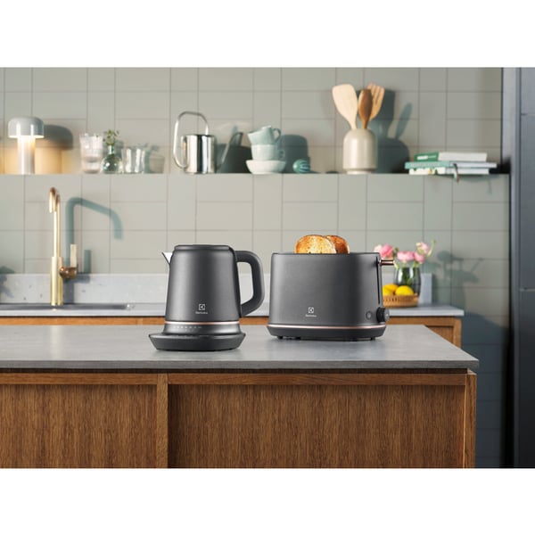 Electrolux E7T1-6BP 2 viipale(i)ta 980 W Musta
