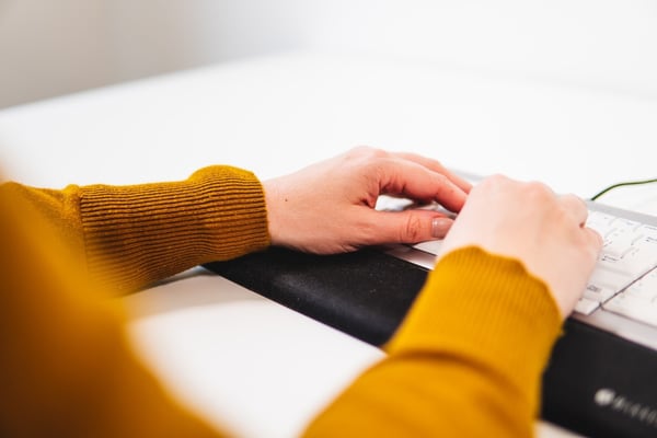 BakkerElkhuizen Trapezium Ergo Wrist Rest Standard håndledsstøtte Plast, Gummi, Tekstil Sort