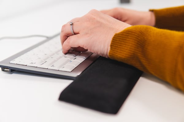 BakkerElkhuizen Trapezium Ergo Wrist Rest Standard håndledsstøtte Plast, Gummi, Tekstil Sort