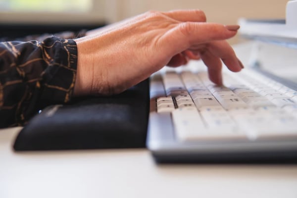BakkerElkhuizen Trapezium Ergo Wrist Rest Standard håndledsstøtte Plast, Gummi, Tekstil Sort