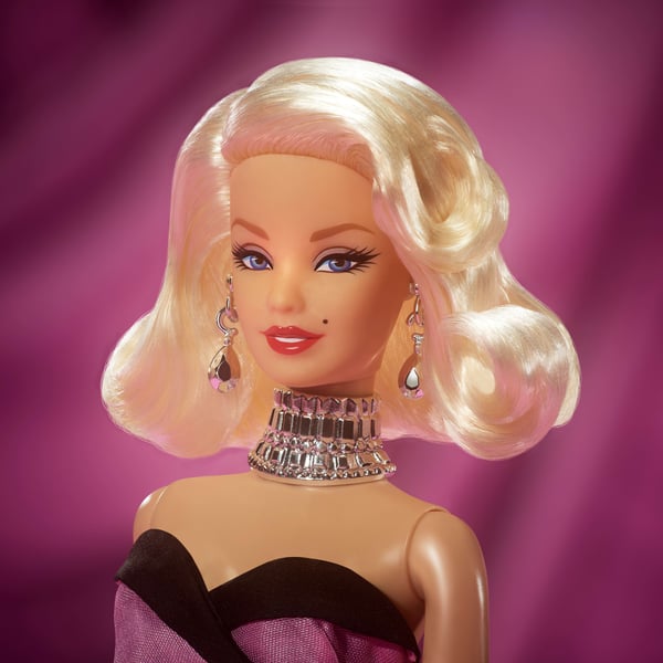 Barbie Signature Marilyn Monroe -samlardocka, klädd i den ikoniska rosa klänningen från filmen och ”diamant”-smycken