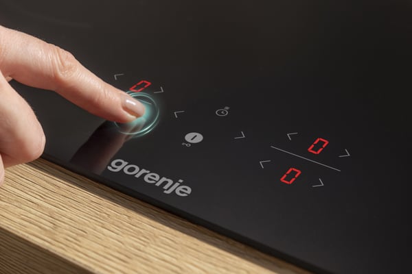 Gorenje 80 cm induktionskogeplade til indbygning med fire zoner, BigZone til større gryder og BridgeZone for fleksibel kogeflade. PowerBoost giver hurtig opvarmning, mens jævn varme og enkel touchstyring gør madlavningen nem og kontrolleret i hverdagen.