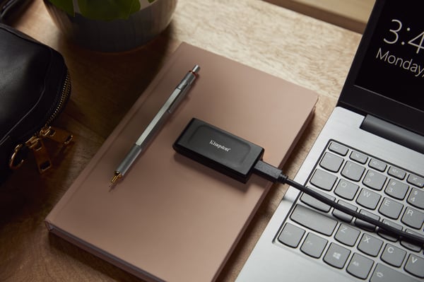 Kingston XS1000 - SSD - 2 TB - extern (bärbar) - USB 3.2 Gen 2 (USB-C-kontakt)