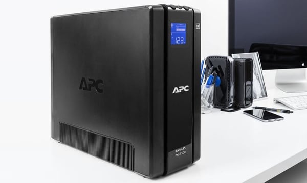 APC Back-UPS Pro UPS-enhed Interaktivt indgangsstik 1,5 kVA 865 W 6 AC stikkontakt(er)
