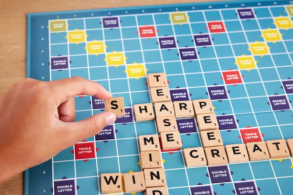 Mattel Games Scrabble-brætspil familieordspil med træbrikker og -bogstavholdere og to måder at spille på, finsk udgave.