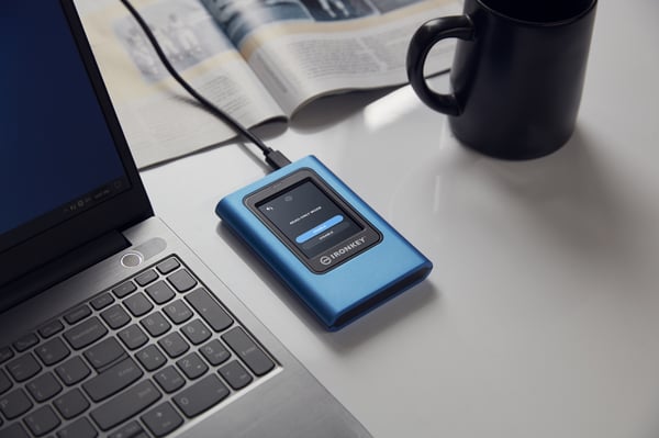 Kingston IronKey Vault Privacy 80 - SSD - krypterad - 960 GB - extern (bärbar)