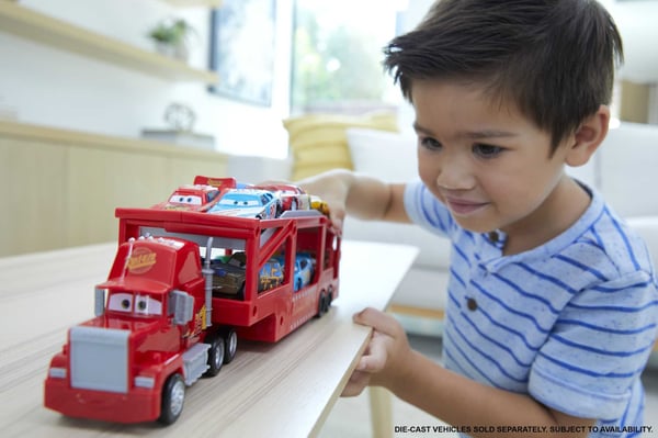 Disney Pixar Cars Långtradaren Mack från Disney och Pixars Bilar med ramp, 33 cm förvaring för 12 bilar