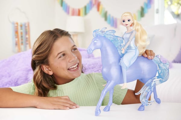 Mattel Disney Frost Elsa-modedocka med den hästformade vattenvarelsen Nokk, inspirerade av Disneys Frost 2