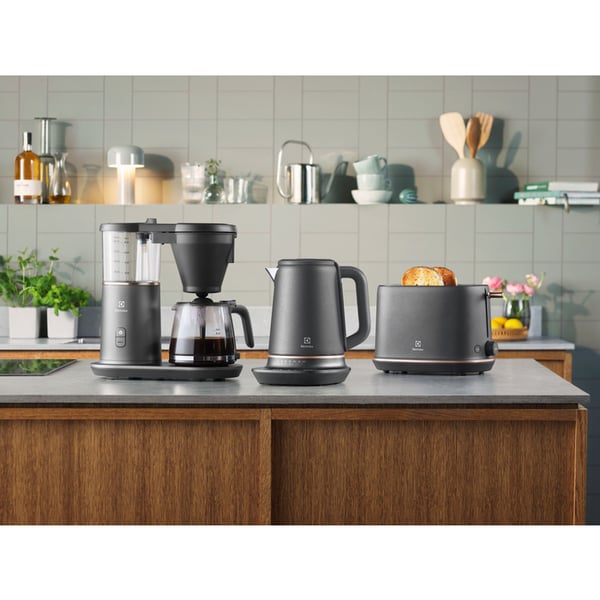 Electrolux E7T1-6BP 2 viipale(i)ta 980 W Musta