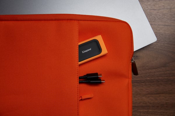 Kingston Technology XS SSD-gummihylster, pakke med 3 – sort, blå, orange