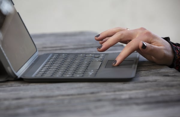 ZAGG KBD PRO KEYS MED TRACKPAD TYSK FÖR APPLE IPAD 10.2 SVART/GRÅ (103407953)