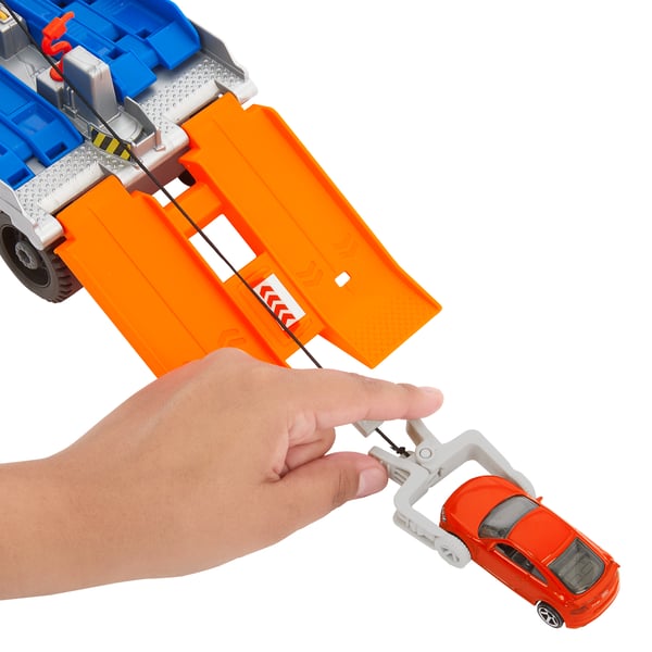 Matchbox Action Drivers-kran- og reparationslastbil med bil i størrelsesforholdet 1:64